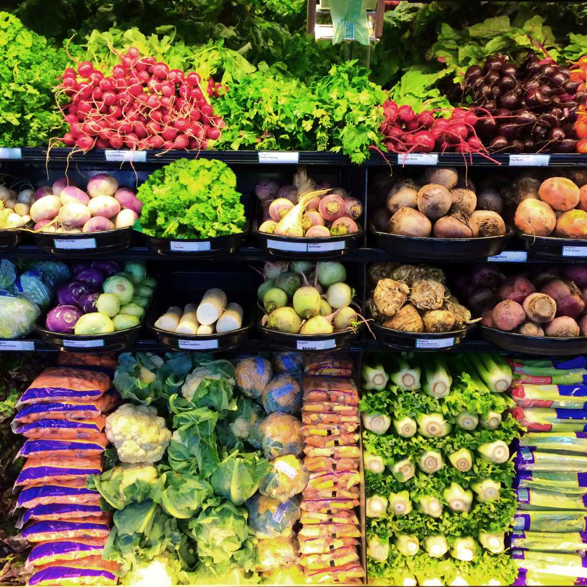 produce in grocery store shelve